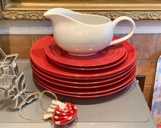 Rachel Ray Red Dinnerware, Gravy Boat, Mushroom-Shaped Measuring Spoons