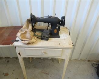Singer sewing machine 66-18(?) with manual, unable to locate model # on machine Price $100.00 obo