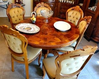 BEAUTIFUL Pedalstool Table - Expandable w/ 6 Chairs