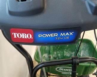 Toro snow blower with electric start and Briggs & Stratton engine