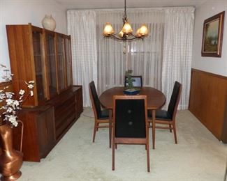 Mid-Century Dillingham dining  table-2 leaves and 4 chairs 