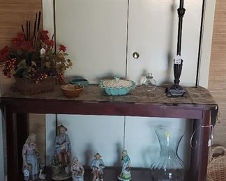 Sofa table, floral, lamp, figurines