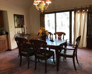 DININGROOM TABLE WITH 6 CHAIRS.