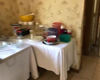 RUBBERMAID, STORAGE CONTAINERS