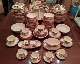 125-piece set of Franciscan earthenware "Apple" china, 1940 - 1984. 
