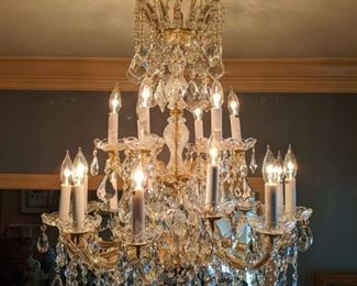 Gorgeous Italian Murano 18% lead 18-light crystal chandelier. 