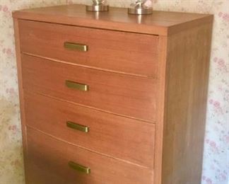 Vintage 5 drawer chest of drawers, dresser lamps