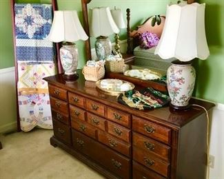 American Drew dresser w/ mirror, lamps, hankies, dresser mirror, vintage display ladder, quilts