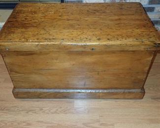 VINTAGE TRUNK WITH STORAGE AND LOCK