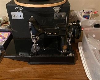 Old singer sewing machine, so nice