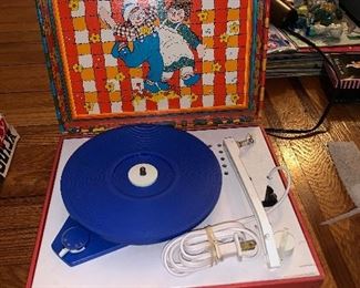 PLL # 152
Vtg 1972 Vanity Fair Raggedy Ann & Andy (Turntable) Portable Record Player/Mic @ $20