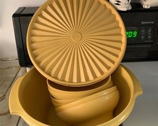 PLL #424 TUPPERWARE SERVING BOWL WITH LID & 6 SMALL BOWLS @ $15
