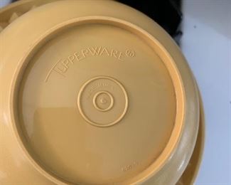 PLL #424 TUPPERWARE SERVING BOWL WITH LID & 6 SMALL BOWLS @ $15
