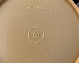 PLL #424 TUPPERWARE SERVING BOWL WITH LID & 6 SMALL BOWLS @ $15