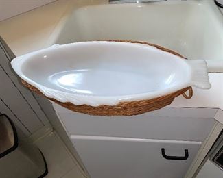 PLL # 442 - GLASS FISH SERVING BOWL WITH BASKET @ $10ALL