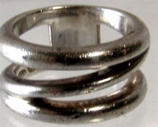 PLL #730 A Tiffany & Co. 925 Italy Zig Zag Ring
Approximate Measurements: S-6
Weight:9.90 Grams / 0.32ozt $60