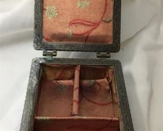 $15 VAN GOGH HANDMADE VINTAGE STYLE KEEPSAKE BOX
MEASURES APPROX. 2.5” BY 3”