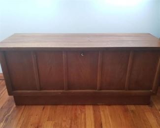Lane Cedar Chest with Lock and Key ~ 48 in. x 16 1/2 in. x 20 1/2 in.
