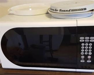 GE Microwave ~ 22 in. x 17 in. x 12 in. ~ includes Micro-Go-Round and Amana Pizza Crisper ~ Works