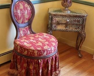 Single vanity chair / mirrored small stand