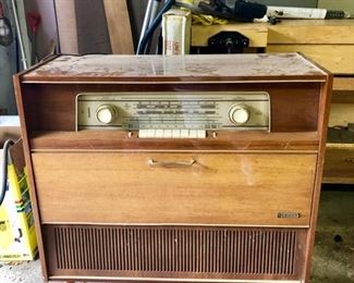 Vintage Grundig stereo with cabinet 