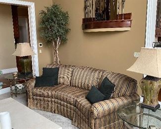 BEAUTIFUL BROWN COPPER STRIPE 3 PILLOW CURVED SOFA COUCH BY FAIRFIELD
BACKSIDE 106”
FRONTSIDE 86”
DEPTH 38”
HEIGHT 37”
$500