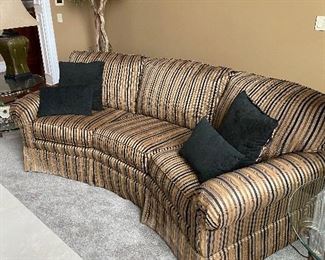 BEAUTIFUL BROWN COPPER STRIPE 3 PILLOW CURVED SOFA COUCH BY FAIRFIELD
BACKSIDE 106”
FRONTSIDE 86”
DEPTH 38”
HEIGHT 37”
$500