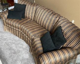 BEAUTIFUL BROWN COPPER STRIPE 3 PILLOW CURVED SOFA COUCH BY FAIRFIELD
BACKSIDE 106”
FRONTSIDE 86”
DEPTH 38”
HEIGHT 37”
$500