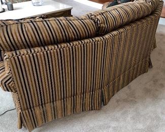 BEAUTIFUL BROWN COPPER STRIPE 3 PILLOW CURVED SOFA COUCH BY FAIRFIELD
BACKSIDE 106”
FRONTSIDE 86”
DEPTH 38”
HEIGHT 37”
$500