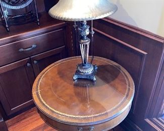 ROUND WOODEN LEATHER TOP TABLE
$150