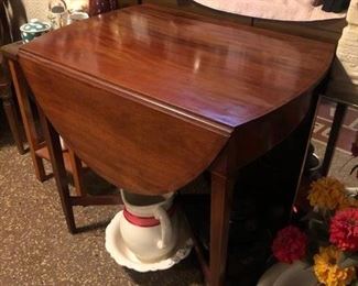 Drop leaf table