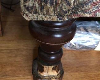 The leg is sitting on a riser - the leg has no damage at all!!