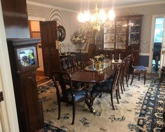 Beautiful queen and mahogany dining room set Kindel 