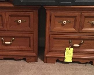 Thomasville matching nightstands that match the dresser and mirror