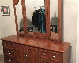 Thomasville dresser with mirror and two matching nightstands
