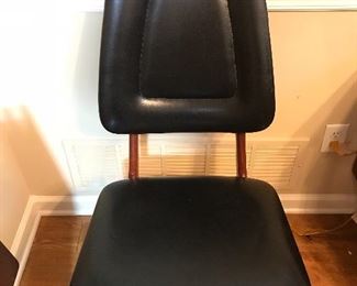 Total of 8 Mid Century Modern Chairs