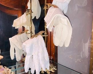 VINTAGE FANCY GLOVE HOLDER STAND THING. ITS SO LADY. SO FEMININE 