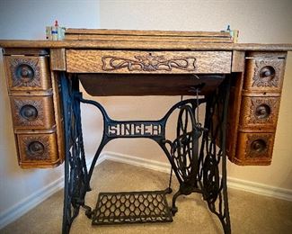 ONE OF THE MOST BNEAUTIFUL ANTIQUE SINGERS I'VE SEEN YET. THIS IS A SHOW STOPPER AND IT STILL SEWS.. AND SEWS. SO MUCH SEW