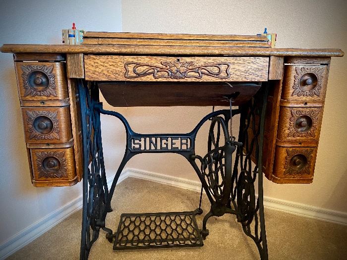 ONE OF THE MOST BNEAUTIFUL ANTIQUE SINGERS I'VE SEEN YET. THIS IS A SHOW STOPPER AND IT STILL SEWS.. AND SEWS. SO MUCH SEW