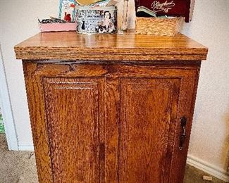 Embroidery machine cabinet