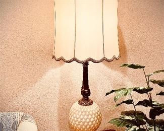 ANMAZING. ABSOLUTELY LOVE!! Vintage lamp that truly lights up the room 