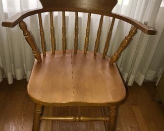 Chair, has a split in the wood on seat $5.00  (pick up only)