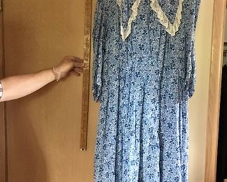 Dress, no size or brand. $8.00