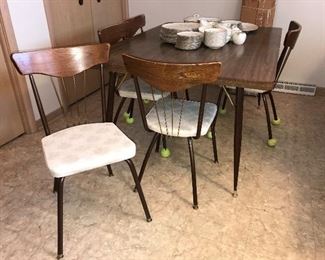 Kitchen table and chairs with leaves $65.00 (pick up only)