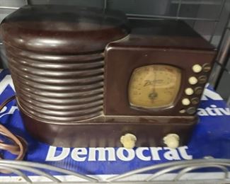 Vintage Zenith radio (powers up)