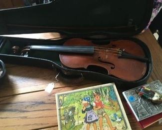 This is a great find!  -- a beautiful vintage violin