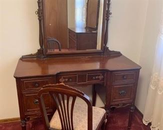 019 Antique Vanity with 6 Drawers and Swivel Mirror