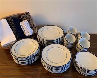 Williams Sonoma Brasserie Service for 8 Plus Linens