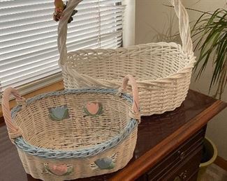 H-122 Set of White Baskets $7/Set