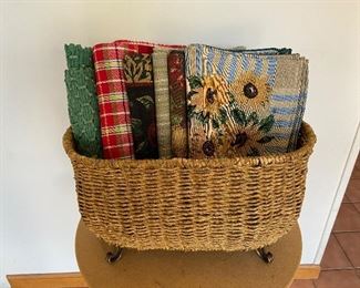 H-220 Basket with Sets of placemats $12.00